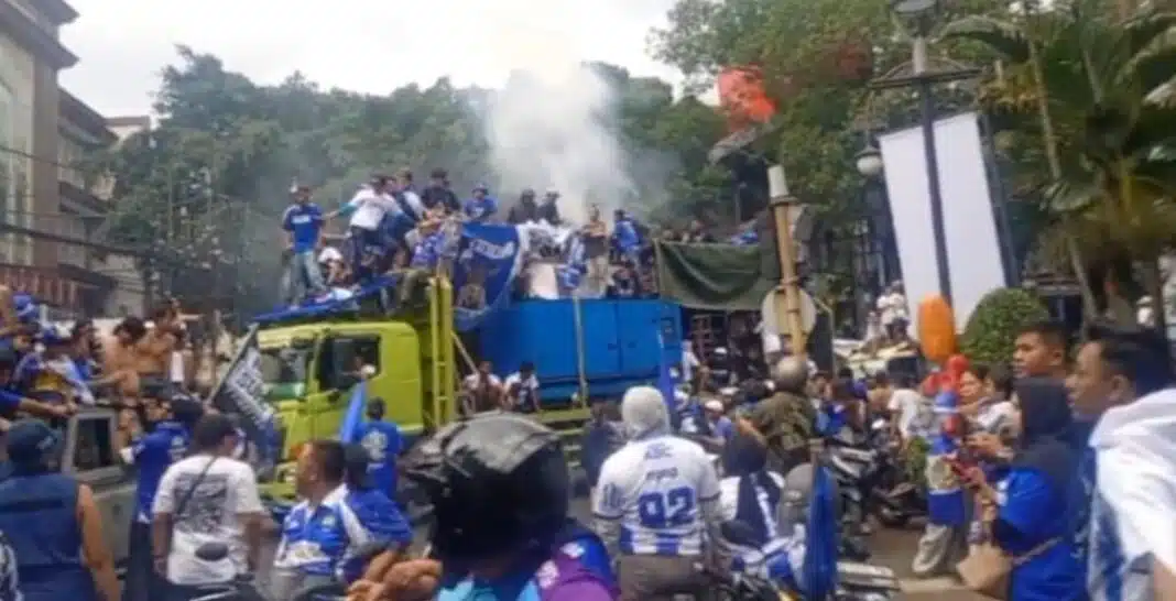 Ribuan Bobotoh memadati jalan-jalan utama Kota Bandung saat menggelar pesta rakyat dan konvoi kemenangan usai Persib Bandung memastikan diri menjadi juara Liga 1 Indonesia 2025/2026, Minggu (24/5/2026). Lautan biru dan sorak sorai suporter mewarnai perayaan bersejarah yang menjadikan Persib sebagai klub dengan koleksi gelar Liga 1 terbanyak.