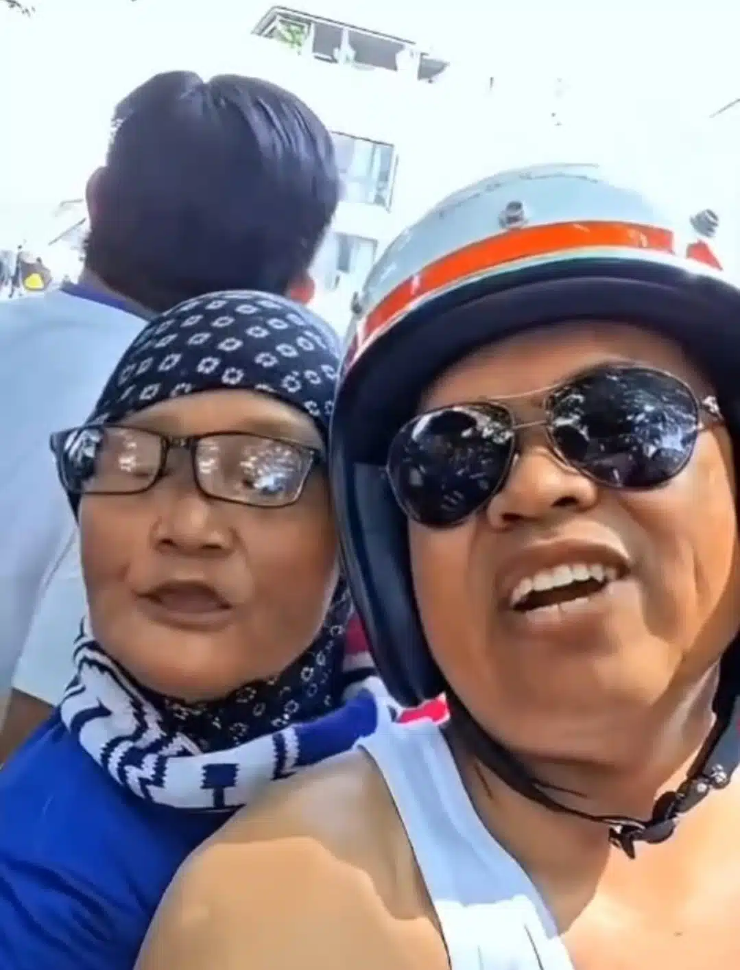 Gubernur Jawa Barat Dedi Mulyadi terlihat akrab bersama seorang perempuan lansia pencinta Persib Bandung saat mengikuti konvoi perayaan juara Liga 1 2025/2026 di Kota Bandung, Minggu (24/5/2026). Momen tersebut menjadi simbol kebersamaan dan kecintaan lintas generasi terhadap Maung Bandung.