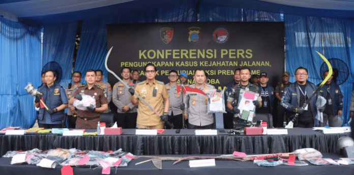 Kapolrestabes Medan Jean Calvijn Simanjuntak bersama Wali Kota Medan Rico Tri Putra Bayu Waas menghadiri konferensi pers pengungkapan 143 kasus kriminalitas di Mapolrestabes Medan, Selasa (19/05/2026). Sinergi aparat kepolisian dan Pemerintah Kota Medan ditegaskan untuk menjaga keamanan dan kenyamanan masyarakat.