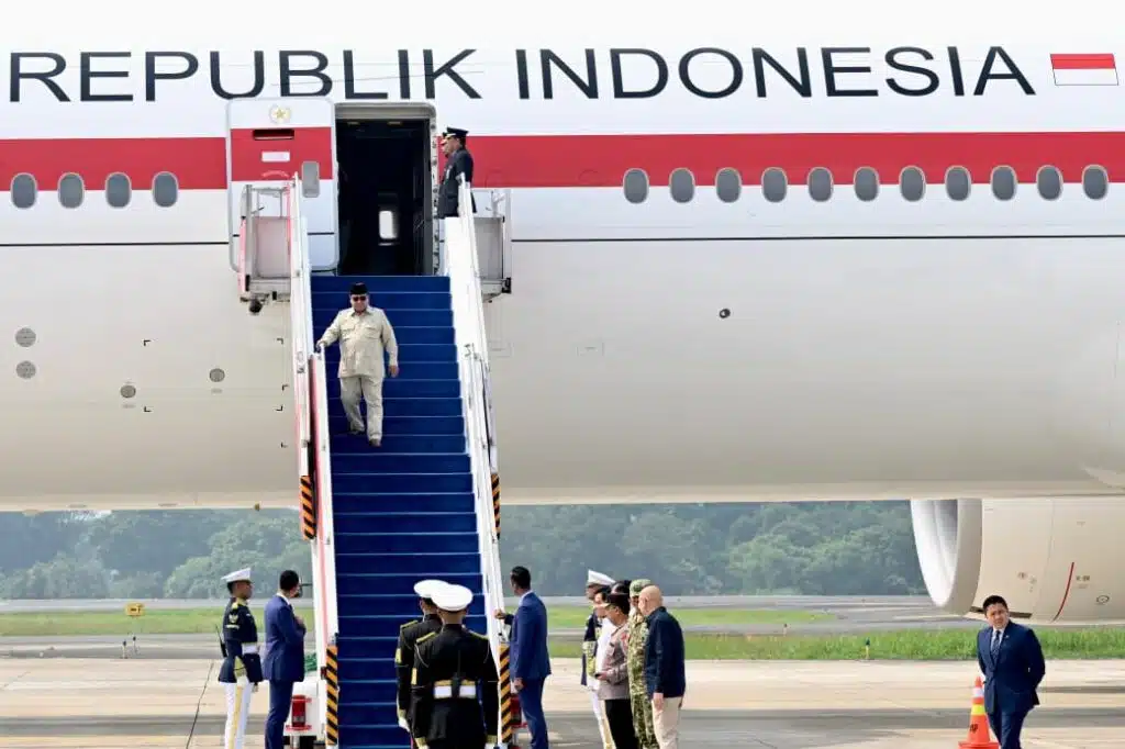 Presiden Prabowo Subianto tiba di Pangkalan TNI AU Halim Perdanakusuma, Jakarta, Sabtu (30/5/2026), usai menyelesaikan kunjungan resmi kenegaraan di Paris, Prancis. Kunjungan tersebut menghasilkan penguatan kemitraan strategis Indonesia-Prancis, termasuk empat kesepakatan komersial baru senilai USD 3,5 miliar di sektor energi, perdagangan, dan pertahanan. (Foto: Biro Pers Sekretariat Presiden)