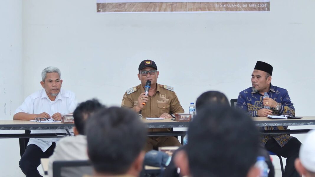 Wakil Bupati, Wahyu Daniel Sagala didampingi Dirut PDAM Tirta Nciho, Wahlin Munthe dan perwakilan Balai Besar Wilayah Sungai Sumatera II Medan, pada sosialisasi pembangunan jaringan pipa transmisi air baku Sidikalang – Siempat Nempu Hulu Tahap II tahun 2026. (Istimewa)