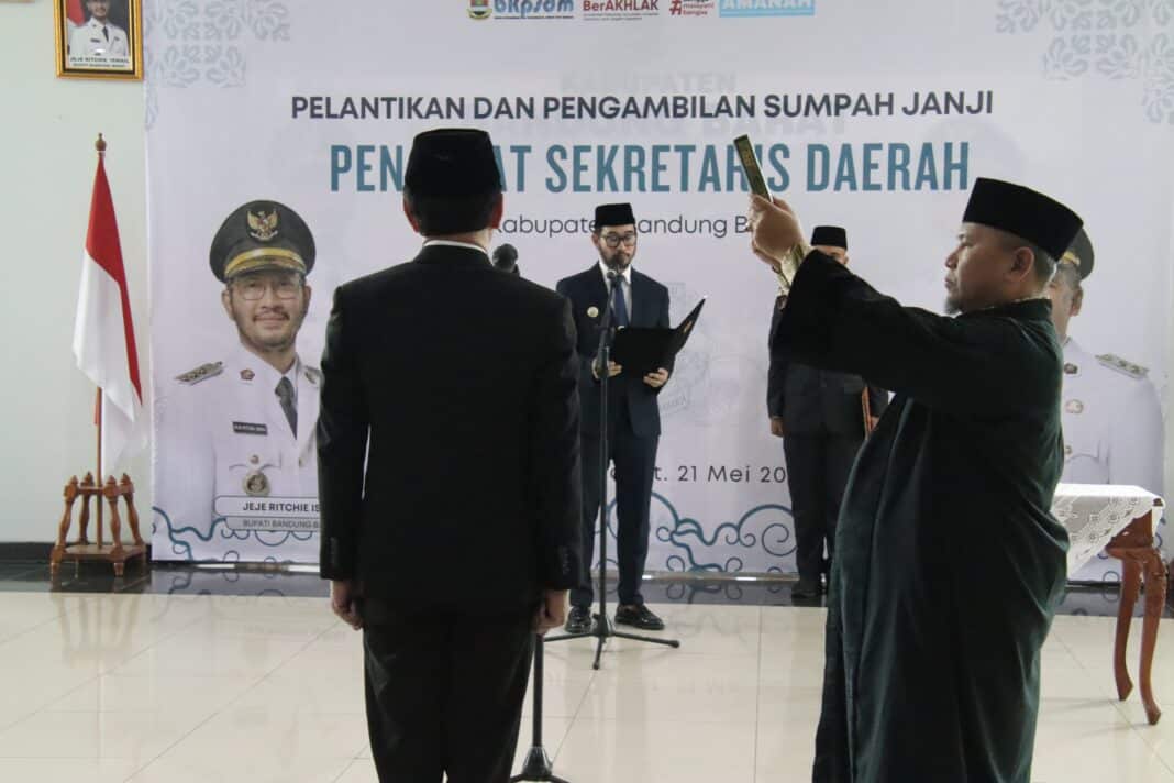 Pemkab Bandung Barat menggelar acara pelantikan serta pengambilan sumpah dan janji jabatan Penjabat Sekretaris Daerah pada hari Kamis, 21 Mei 2026, bertempat di Ruang Kerja Lantai 2 Gedung Sekretariat Daerah, Bupati Bandung Barat, Jeje Ritchie Ismail, secara resmi melantik R. Eriska Hendrayana, S.IP., MM., untuk memangku jabatan tersebut secara sementara sebagai Sekda Bandung Barat.