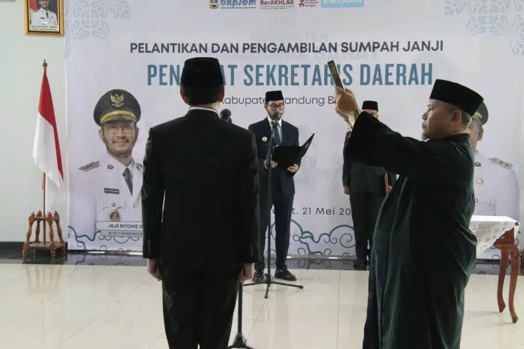 Pemkab Bandung Barat menggelar acara pelantikan serta pengambilan sumpah dan janji jabatan Penjabat Sekretaris Daerah pada hari Kamis, 21 Mei 2026, bertempat di Ruang Kerja Lantai 2 Gedung Sekretariat Daerah, Bupati Bandung Barat, Jeje Ritchie Ismail, secara resmi melantik R. Eriska Hendrayana, S.IP., MM., untuk memangku jabatan tersebut secara sementara sebagai Sekda Bandung Barat.