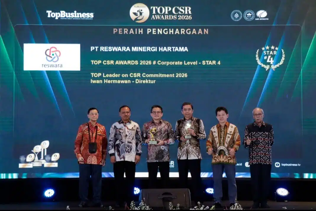Direktur PT Reswara Minergi Hartama, Iwan Hermawan, menerima penghargaan TOP Leader on CSR Commitment 2026 usai perusahaan meraih TOP CSR Awards 2026 Corporate Level #4 Stars di Jakarta, Selasa (26/5/2026).