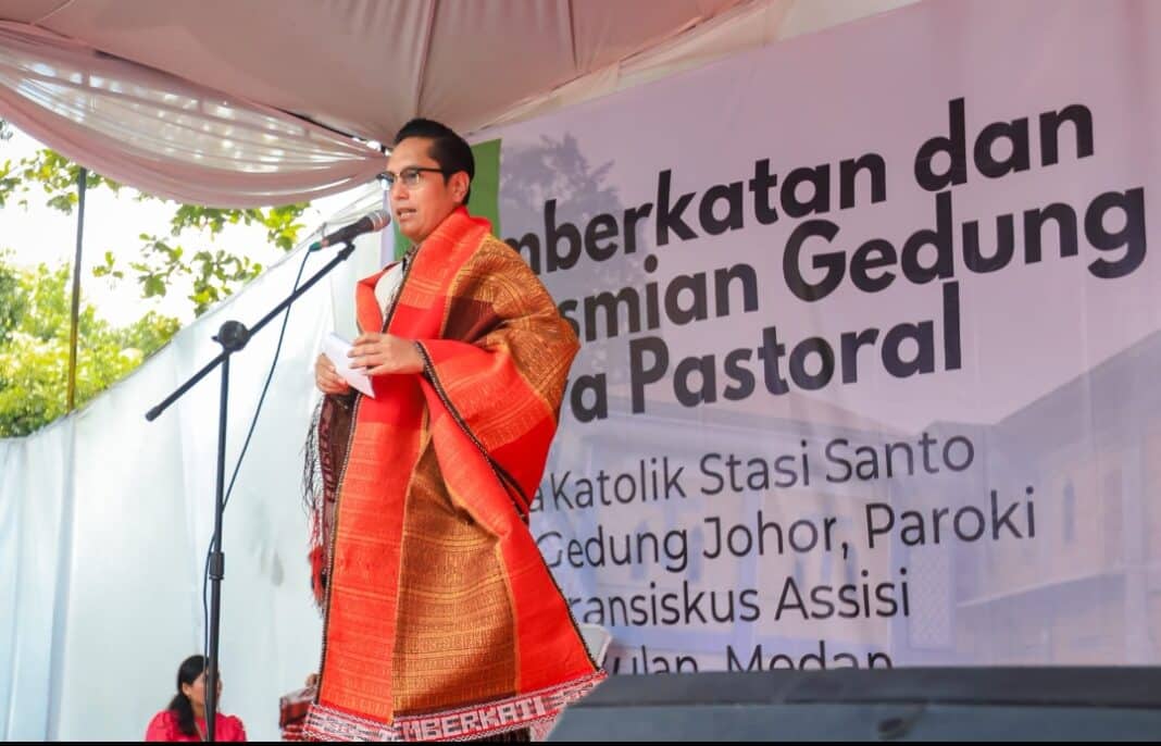 Wali Kota Medan, Rico Tri Putra Bayu Waas menandatangani prasasti peresmian Gedung Karya Pastoral Stasi Santo Yosef Gedung Johor di Jalan Karya Murni, Medan Johor, Sabtu (9/5/2026). Dalam kesempatan itu, Rico Waas mengajak seluruh elemen masyarakat untuk memperkuat pembinaan generasi muda demi masa depan bangsa yang lebih baik.