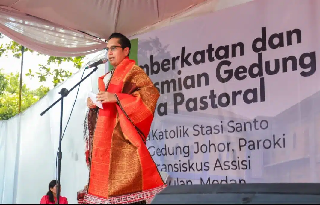 Wali Kota Medan, Rico Tri Putra Bayu Waas menandatangani prasasti peresmian Gedung Karya Pastoral Stasi Santo Yosef Gedung Johor di Jalan Karya Murni, Medan Johor, Sabtu (9/5/2026). Dalam kesempatan itu, Rico Waas mengajak seluruh elemen masyarakat untuk memperkuat pembinaan generasi muda demi masa depan bangsa yang lebih baik.