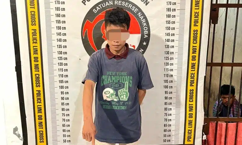 Personel Sat Narkoba Polres Simalungun menunjukkan dua tersangka beserta barang bukti sabu seberat total 142,42 gram, timbangan digital, alat hisap, dan sejumlah perlengkapan lainnya hasil pengungkapan jaringan peredaran narkotika yang beroperasi di wilayah Simalungun hingga Kabupaten Batubara, Jumat (1/5/2026).