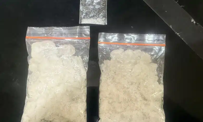 Personel Satresnarkoba Polres Binjai menunjukkan barang bukti sabu seberat 202,26 gram hasil penangkapan tersangka AH di kawasan Binjai Barat, Kamis (7/5/2026). Pelaku diamankan usai sempat melarikan diri dan terlibat aksi kejar-kejaran dengan petugas saat akan diberhentikan.