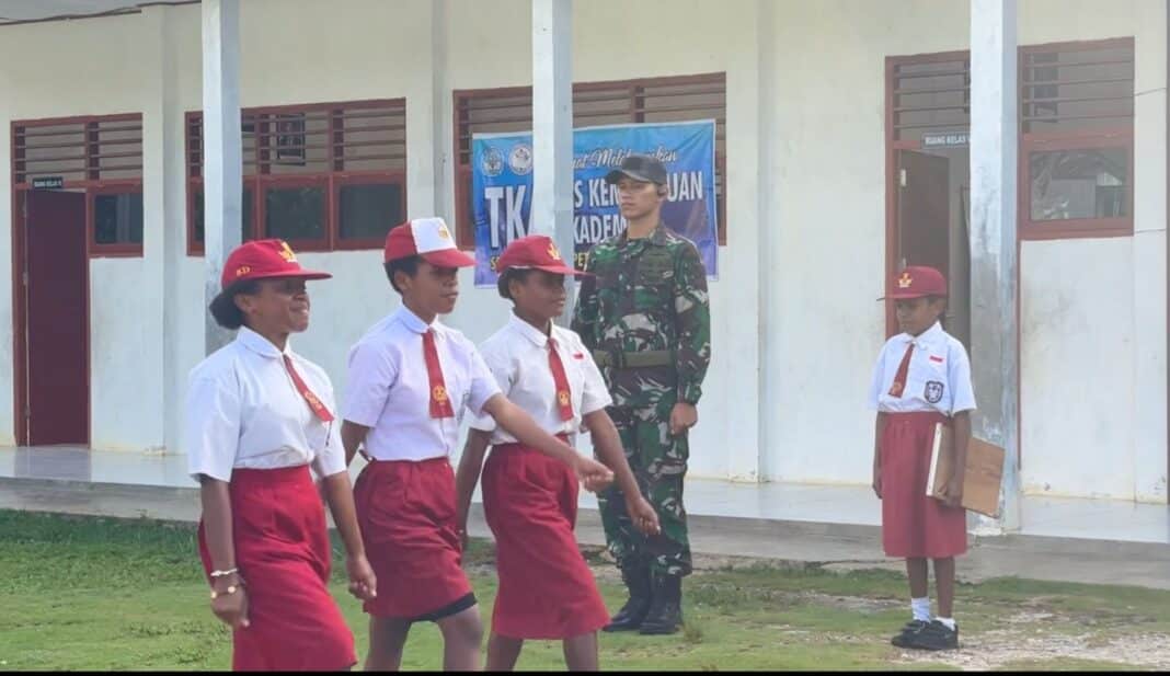 Personel Pos Konja Satgas Pamtas RI–PNG Kewilayahan Yonif 763/Sanetia Buerama Amor bersama siswa-siswi SD YPPK Santo Petrus Yarat Konja mengikuti upacara bendera di Kampung Konja, Kabupaten Maybrat, Sabtu (24/5/2026).