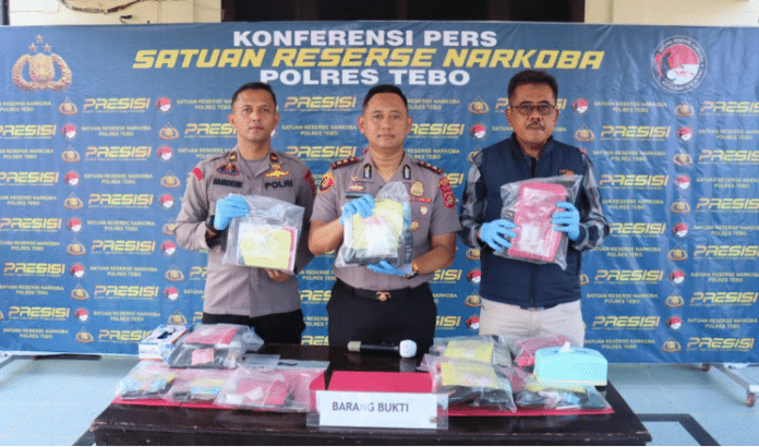 Petugas Satresnarkoba Polres Tebo menunjukkan tersangka dan barang bukti narkotika hasil pengungkapan 15 kasus selama April hingga Mei 2026. Dalam operasi tersebut, polisi mengamankan 24 tersangka serta menyita sabu seberat 191,8 gram dan 11 butir pil ekstasi.