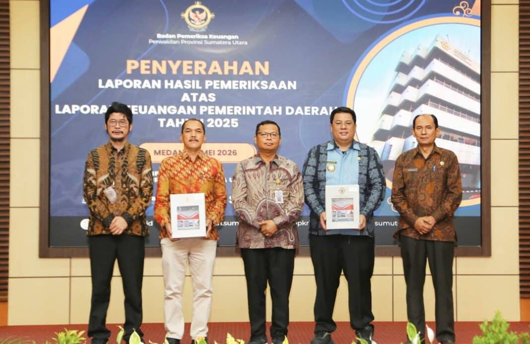 Bupati Samosir Vandiko Timotius Gultom bersama Ketua DPRD Samosir Nasip Simbolon menerima Laporan Hasil Pemeriksaan (LHP) dan opini WTP atas LKPD Tahun Anggaran 2025 dari Kepala BPK RI Perwakilan Sumatera Utara, Paula Henry Simatupang, di Aula Auditorium Medan, Jumat (29/5/2026).
