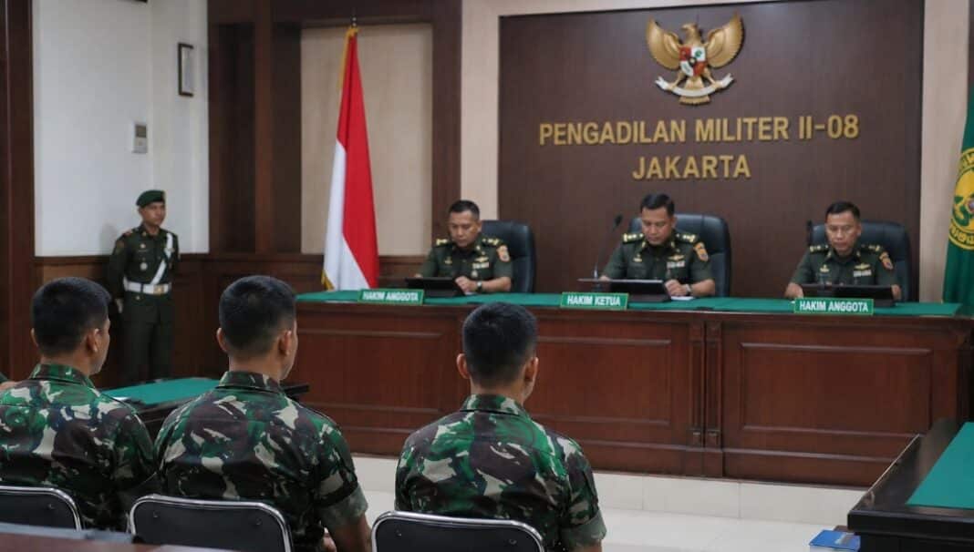 Tiga prajurit TNI terdakwa kasus pembunuhan kepala cabang bank menjalani sidang pembacaan tuntutan di Pengadilan Militer II-08 Jakarta, Senin (18/5/2026). Sidang digelar terbuka dengan agenda pembacaan tuntutan oleh oditur militer.