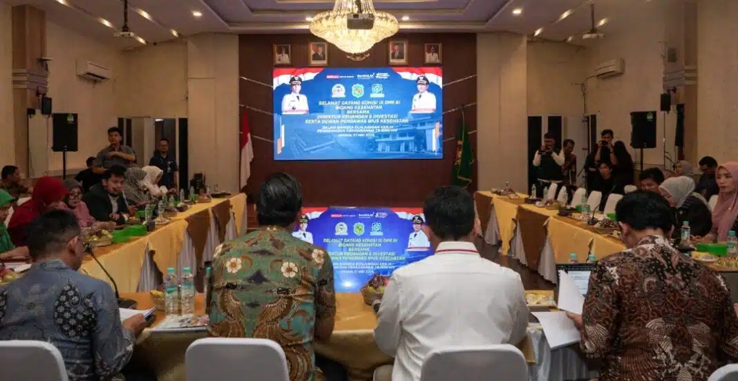 Wali Kota Medan Rico Tri Putra Bayu Waas menyambut kunjungan kerja spesifik Komisi IX DPR RI di Balai Kota Medan, Kamis (21/5/2026). Dalam pertemuan tersebut, Pemko Medan memaparkan penurunan kasus TB dan HIV, perubahan status 41 puskesmas menjadi BLUD, serta program pembiayaan pengobatan korban begal melalui APBD Kota Medan.