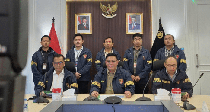 Direktur Tindak Pidana Ekonomi Khusus Bareskrim Polri Brigjen Pol. Ade Safri Simanjuntak memberikan keterangan pers terkait pengembangan kasus pertambangan emas ilegal di Jakarta, Rabu (13/5/2026).