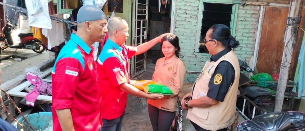 Relawan Komunitas Sedekah Jumat (KSJ) bersama Rekan Juang AJH Kota Medan menyerahkan bantuan beras kepada janda lansia dan warga dhuafa di kawasan Ampera, Kelurahan Glugur Darat II, Kecamatan Medan Timur, Jumat (22/5/2026). Pembagian bantuan dilakukan dengan mendatangi langsung rumah warga agar tepat sasaran.