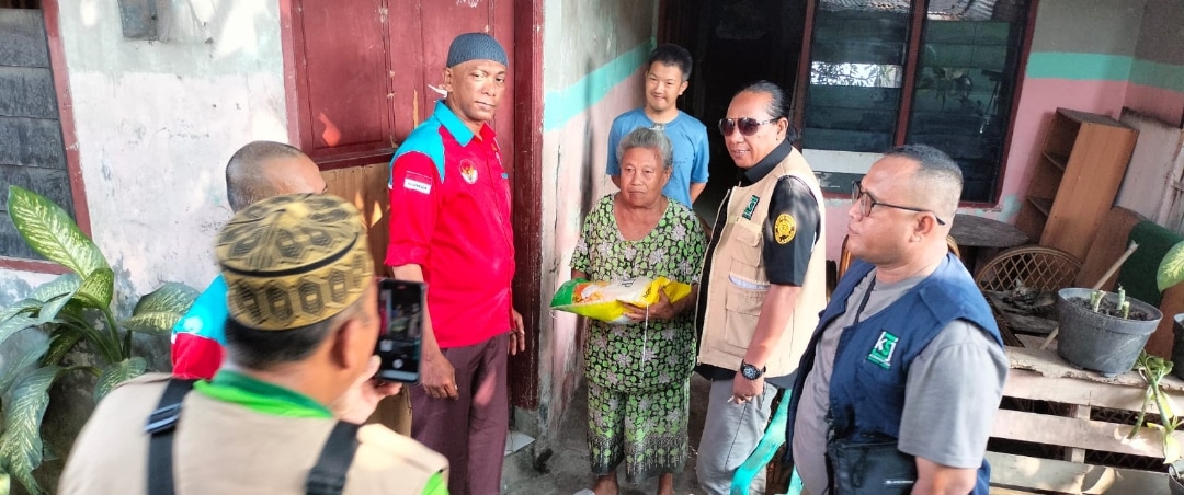 Relawan Komunitas Sedekah Jumat (KSJ) bersama Rekan Juang AJH Kota Medan menyerahkan bantuan beras kepada janda lansia dan warga dhuafa di Jalan Ampera, Kelurahan Glugur Darat II, Kecamatan Medan Timur, Jumat (22/5/2026).