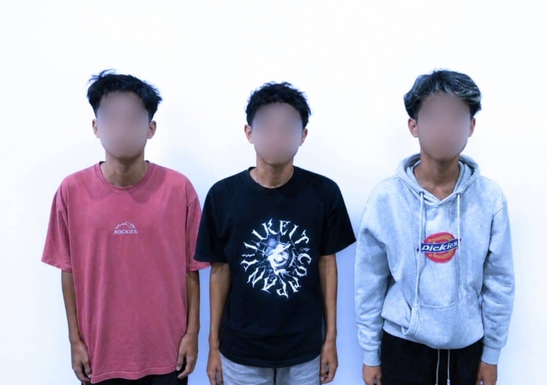 Petugas Polres Tanjung Jabung Barat mengamankan sejumlah terduga pelaku tawuran serta barang bukti senjata tajam usai bentrokan antar kelompok pemuda di kawasan Jembatan Sugeng, Kecamatan Bram Itam, yang menyebabkan seorang remaja mengalami luka serius. 