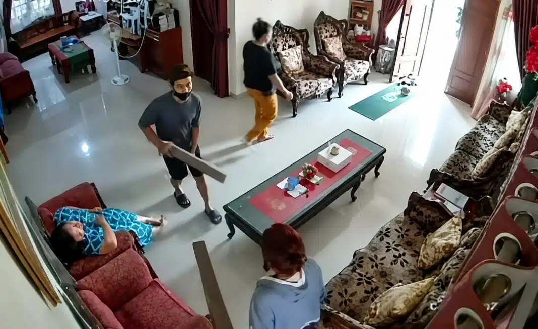Rekaman CCTV dirumah korban memperlihatkan momen saat terduga pelaku memasuki rumah korban di Pekanbaru sebelum kejadian tragis terjadi. Polisi menduga aksi tersebut merupakan bagian dari perampokan disertai kekerasan yang menewaskan korban.