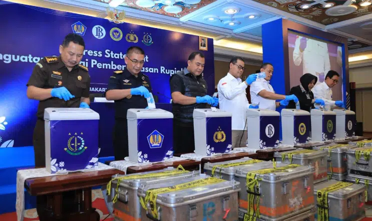 Wakabareskrim Polri Irjen Pol. Nunung Syaifuddin bersama Deputi Gubernur Bank Indonesia Ricky P. Gozali menunjukkan barang bukti uang rupiah palsu saat konferensi pers dan pemusnahan uang palsu di Kantor Pusat Bank Indonesia, Jakarta, Rabu (13/5/2026).