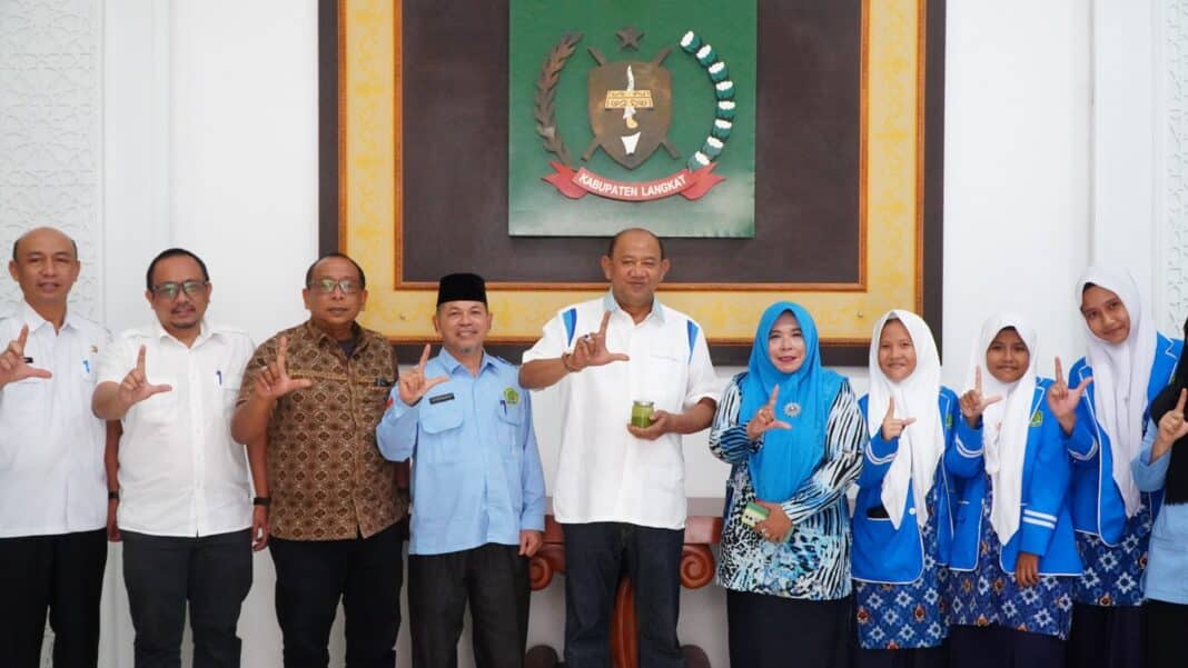 Bupati Langkat menerima audiensi peserta pelajar Langkat pada ajang WYIE di Rumah Dinas Bupati Langkat, Rabu (13/5/2026).