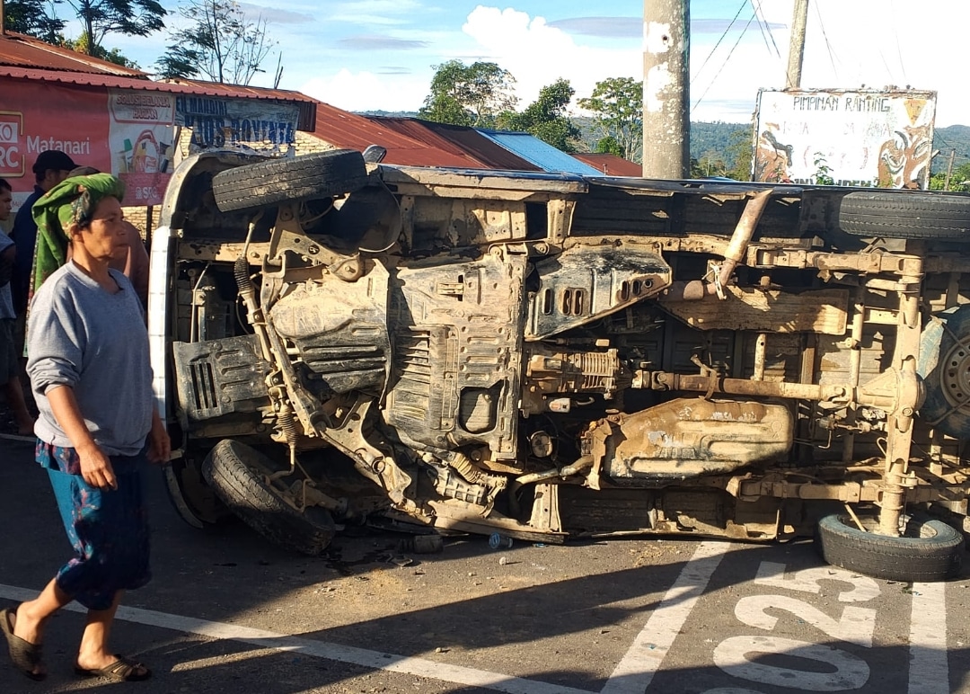 Salah satu kenderaan yang terlibat dalam kecelakaan beruntun di Dusun Invaliden, Desa Pegagan Julu 2, Kecamatan Sumbul, Kabupaten Dairi. Dalam peristiwa itu, 2 orang tewas dan 7 orang  alami luka-luka. (Istimewa)