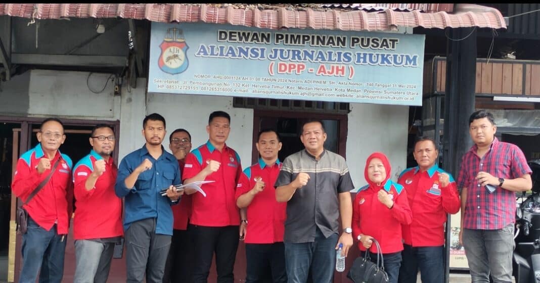 Ketua Umum DPP AJH, Dofuzogamo Gaho, SH, memberikan arahan dan bimbingan kepada jajaran pengurus dalam rapat yang digelar di Kantor DPP AJH, Jalan Pembangunan Nomor 132, Kelurahan Helvetia Timur, Kecamatan Medan Helvetia, Kota Medan, Jumat (19/6/2026) lalu. komitmennya untuk membangun organisasi yang mandiri dan berkelanjutan melalui pengembangan ekonomi kreatif berbasis Usaha Mikro, Kecil, dan Menengah (UMKM).