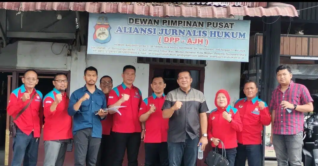Ketua Umum DPP AJH, Dofuzogamo Gaho, SH, memberikan arahan dan bimbingan kepada jajaran pengurus dalam rapat yang digelar di Kantor DPP AJH, Jalan Pembangunan Nomor 132, Kelurahan Helvetia Timur, Kecamatan Medan Helvetia, Kota Medan, Jumat (19/6/2026) lalu. komitmennya untuk membangun organisasi yang mandiri dan berkelanjutan melalui pengembangan ekonomi kreatif berbasis Usaha Mikro, Kecil, dan Menengah (UMKM).
