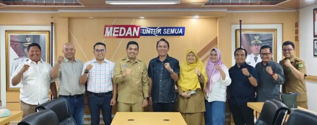 Pembangunan BRT Mebidang terus berlangsung di sejumlah ruas jalan Kota Medan. Kepala Bappeda Kota Medan, Ferry Ichsan, menyebut proyek transportasi massal yang menghubungkan Medan, Binjai, dan Deli Serdang tersebut ditargetkan rampung pada November 2027 serta diharapkan mampu meningkatkan mobilitas masyarakat dan menekan biaya transportasi warga. (Foto: Istimewa)