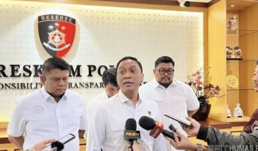 Petugas Dittipidnarkoba Bareskrim Polri menunjukkan barang bukti sabu hasil pengungkapan jaringan narkotika internasional yang masuk melalui jalur laut menuju Riau. Dalam kasus ini, polisi menangkap buronan Muhammad Zaki yang diduga berperan sebagai perantara tekong laut dan penyimpan narkotika dalam jaringan lintas negara. (Foto: Humas Polri)
