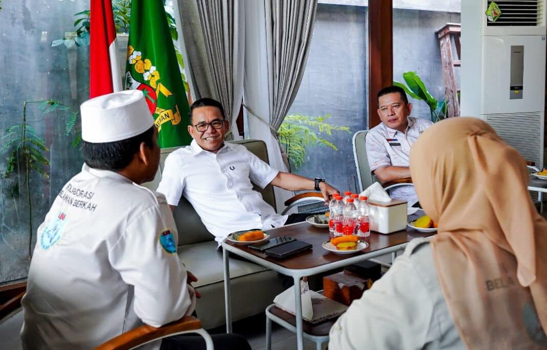 Wakil Wali Kota Medan H. Zakiyuddin Harahap menerima audiensi pengurus Gerakan Sosial Kolaborasi Belawan Berkah (KBB) di kediamannya, Jumat (5/6/2026).
