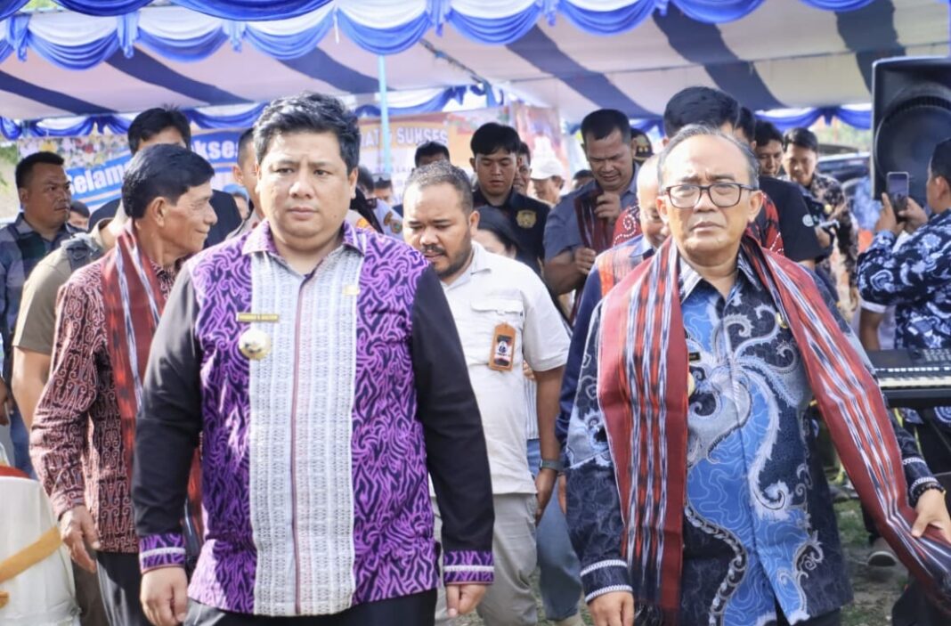 Bupati Samosir Vandiko T. Gultom meresmikan Bengkel Kapal CV. Muara Putih I di Desa Pangaloan, Kecamatan Nainggolan, dengan pemukulan gong dan uji coba penarikan kapal sebagai tanda dimulainya operasional bengkel kapal permanen pertama di Kabupaten Samosir, Kamis (18/6/2026).