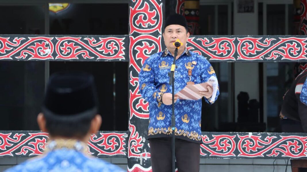 Sekda Dairi, Surung Charles Lamhot Bantjin membacakan Pidato Bupati Vickner Sinaga pada Upacara Hari Kesadaran Nasional. Dipesankan, seluruh ASN mampu berinovasi dan menghadirkan solusi ditengah keterbatasan fiskal. (Istimewa)