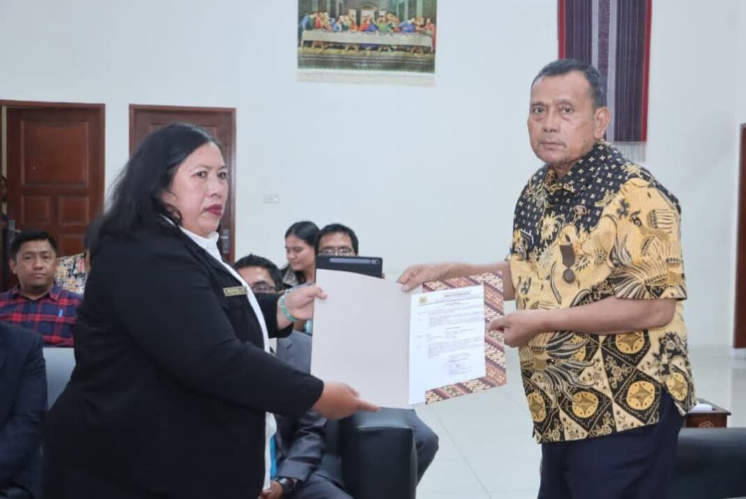 Bupati Dairi Vickner Sinaga menyerahkan Surat Tugas sebagai Plt. Kepala Sekolah SD Negeri Sitinjo I kepada Rosme Idawati Sihombing. Dalam kesempatan itu, surat tugas juga diserahkan untuk Plt. Kepala TK Negeri Pembina Sopo Butar dan SMPN 4 Sidikalang. (Istimewa)