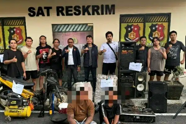 Dua terduga pelaku spesialis pencurian kendaraan bermotor dan barang elektronik diamankan Tim Unit Reaksi Cepat (URC) Satreskrim Polres Minahasa Utara dalam operasi di Desa Kawangkoan Baru, Kecamatan Kalawat. Polisi turut menyita sejumlah barang bukti, termasuk mobil, sepeda motor, perangkat elektronik, dan barang lainnya yang diduga hasil tindak kejahatan. (Foto: Humas Polres Minahasa Utara).
