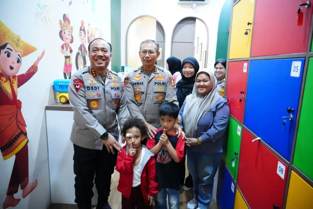 Wakapolri Komjen Pol. Prof. Dr. Dedi Prasetyo didampingi As SDM Kapolri Irjen Pol. Dr. Anwar meninjau fasilitas Daycare SSDM Polri di Gedung TNCC Mabes Polri, Jakarta, Selasa (9/6). Fasilitas tersebut disiapkan untuk mendukung kebutuhan pengasuhan anak anggota Polri dan peserta kegiatan di lingkungan Mabes Polri melalui layanan yang aman, profesional, dan ramah keluarga. (Foto: Humas Polri)