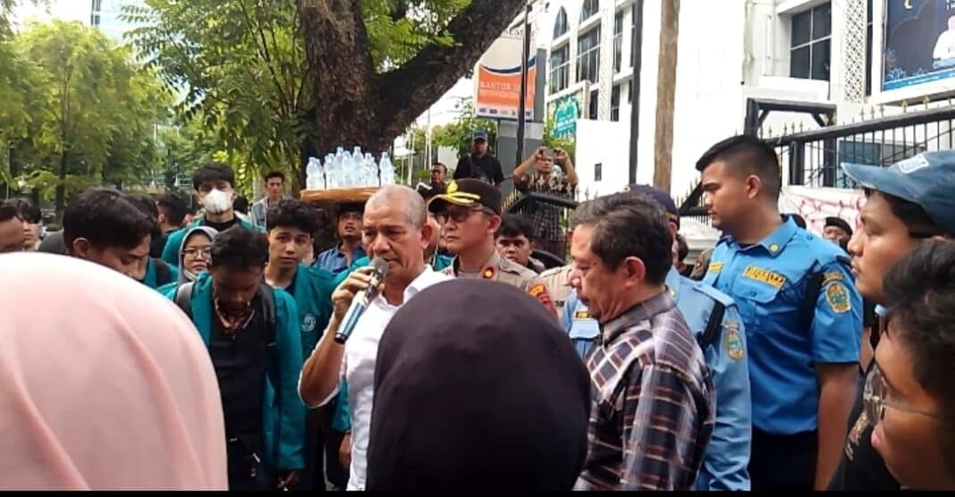 Puluhan mahasiswa yang tergabung dalam Aliansi Mahasiswa UNIMED menggelar aksi unjuk rasa di depan Gedung DPRD Sumatera Utara, Jalan Imam Bonjol, Medan, Rabu (17/6/2026). Massa menyampaikan 10 tuntutan kepada pemerintah pusat dan diterima Wakil Ketua DPRD Sumut, Sutarto, dengan pengawalan aparat kepolisian.