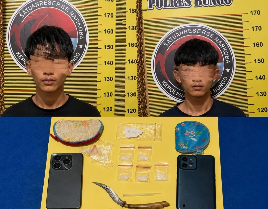 Personel Satresnarkoba Polres Bungo menunjukkan barang bukti narkotika jenis sabu seberat bruto 5,17 gram yang diamankan dari pengungkapan kasus dugaan peredaran narkoba di Desa Lubuk Tenam, Kecamatan Bathin III, Kabupaten Bungo, Selasa (16/6/2026). Dua terduga pelaku turut diamankan untuk menjalani proses penyidikan. (Foto Dok. Humas Polda Jambi)