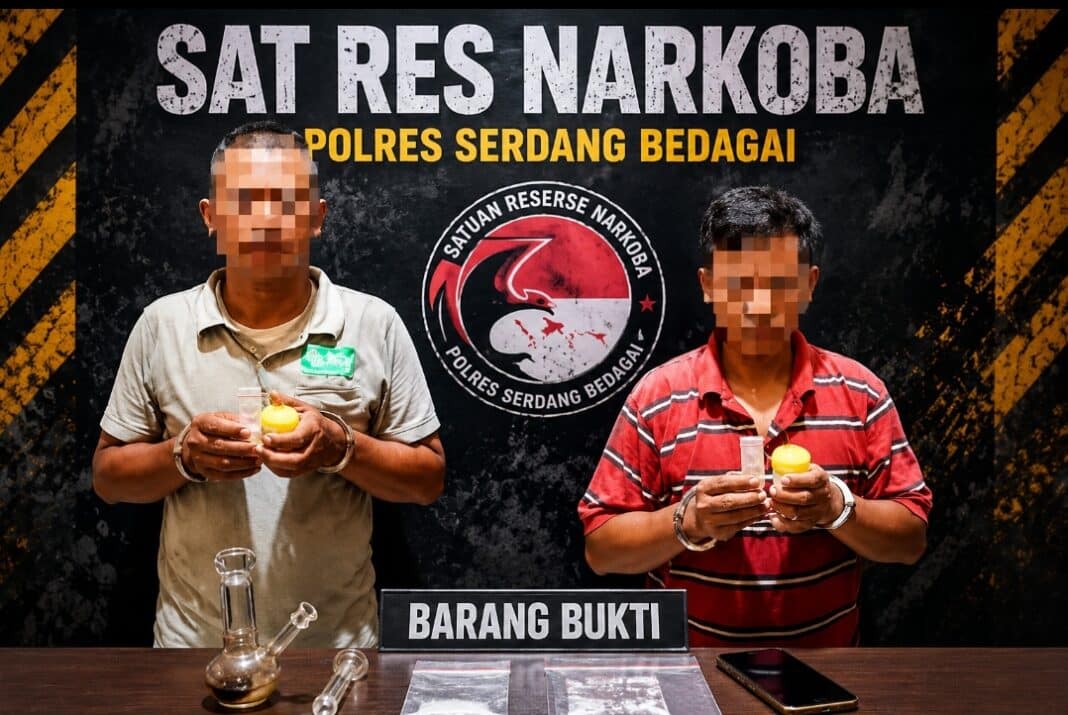 Foto Ilustrasi: Petugas Satres Narkoba Polres Sergai memperlihatkan dua terduga penyalahguna narkoba yang ditangkap di kawasan perkebunan kelapa sawit Desa Karang Anyar, Perbaungan, beserta barang bukti yang diamankan dalam operasi pemberantasan narkotika. (Foto: Istimewa)