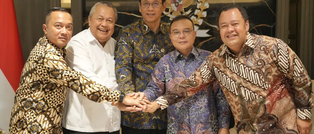 Wakil Ketua DPR RI Koordinator Bidang Politik dan Keamanan Sufmi Dasco Ahmad memimpin pertemuan bersama pemerintah, otoritas fiskal, dan Bank Indonesia di Kompleks Parlemen, Senayan, Jakarta, Sabtu (6/6/2026). Pertemuan tersebut membahas evaluasi perkembangan ekonomi nasional serta penguatan sinergi kebijakan fiskal dan moneter guna mendukung pertumbuhan ekonomi yang berkelanjutan. Foto Humas DPR: Istimewa.