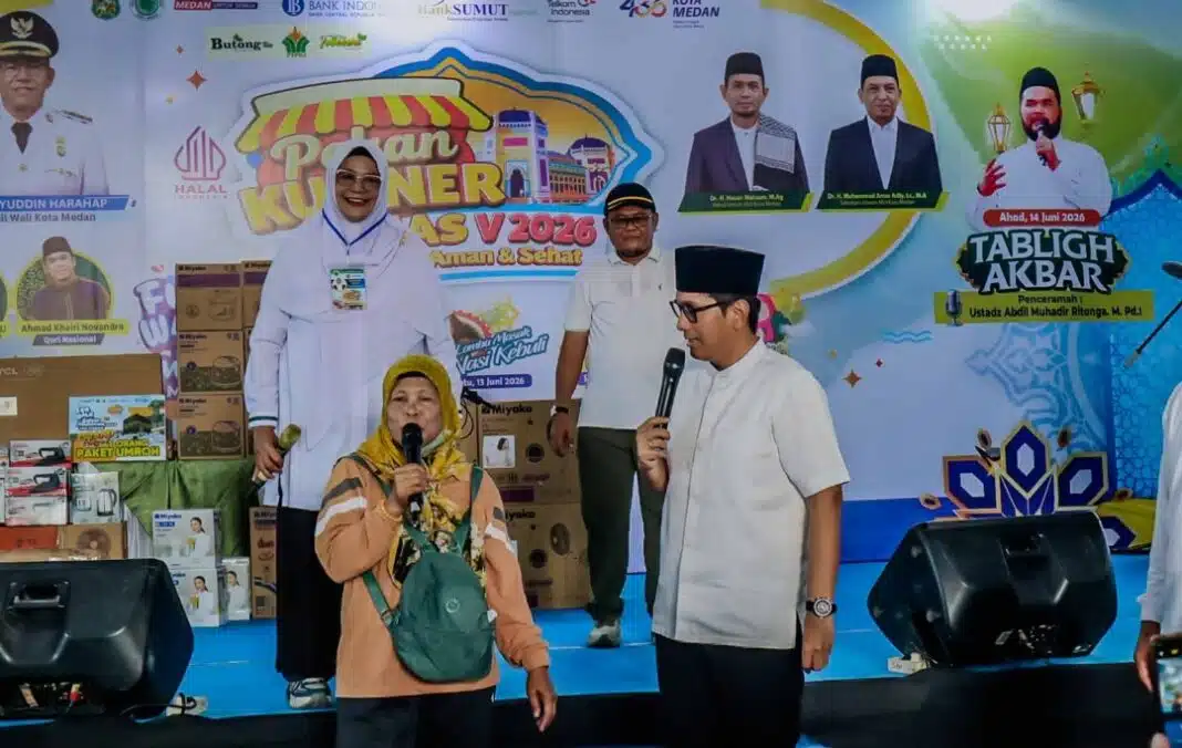 Wali Kota Medan Rico Tri Putra Bayu Waas didampingi Anggota DPR RI Musa Rajekshah dan Ketua MUI Kota Medan Hasan Matsum melepas ribuan peserta Fun Walk dalam rangkaian Pekan Kuliner Halal, Aman, dan Sehat (KHAS) 2026 di Jalan Mesjid Raya, Medan, Selasa (16/6/2026).