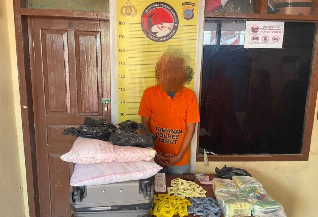 Dua tersangka kasus penyelundupan narkotika jenis sabu diamankan Sat Narkoba Polres Tapanuli Utara setelah upaya membawa sabu melalui Bandara Internasional Sisingamangaraja XII Silangit berhasil digagalkan. Polisi menyita sabu dengan total berat bruto sekitar 8,4 kilogram beserta sejumlah cartridge pod yang diduga berisi cairan narkotika. (Foto: Sat Narkoba Polres Tapanuli Utara)