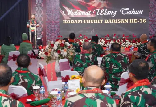 Pangdam I/Bukit Barisan Mayjen TNI Hendy Antariksa memotong tumpeng pada acara syukuran HUT ke-76 Kodam I/Bukit Barisan di Makodam I/BB Medan, Senin (22/6/2026), sebagai simbol rasa syukur sekaligus penghargaan kepada prajurit yang memasuki masa purna tugas. (Foto Dok. Pendam I/BB)