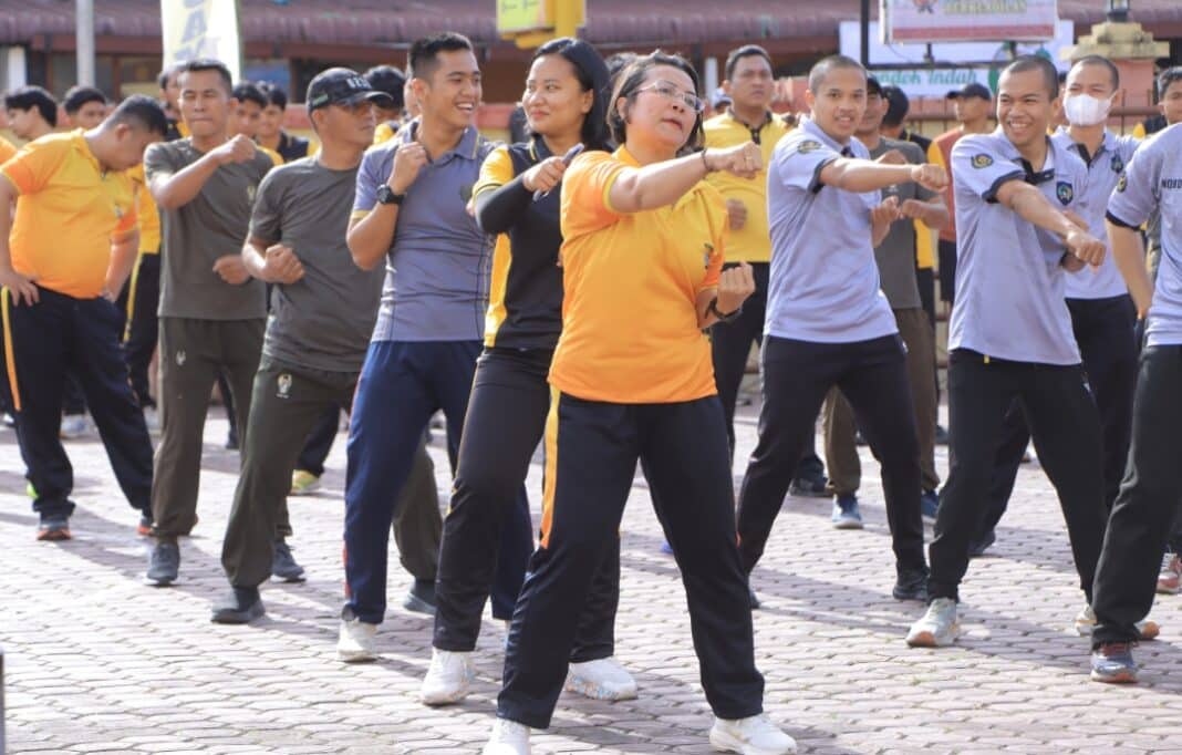 Kapolres Samosir AKBP Rina Sry Nirwana Tarigan bersama unsur Forkopimda Kabupaten Samosir mengikuti olahraga bersama dalam rangka menyambut Hari Bhayangkara ke-80 di Mapolres Samosir, Jumat (26/6/2026).