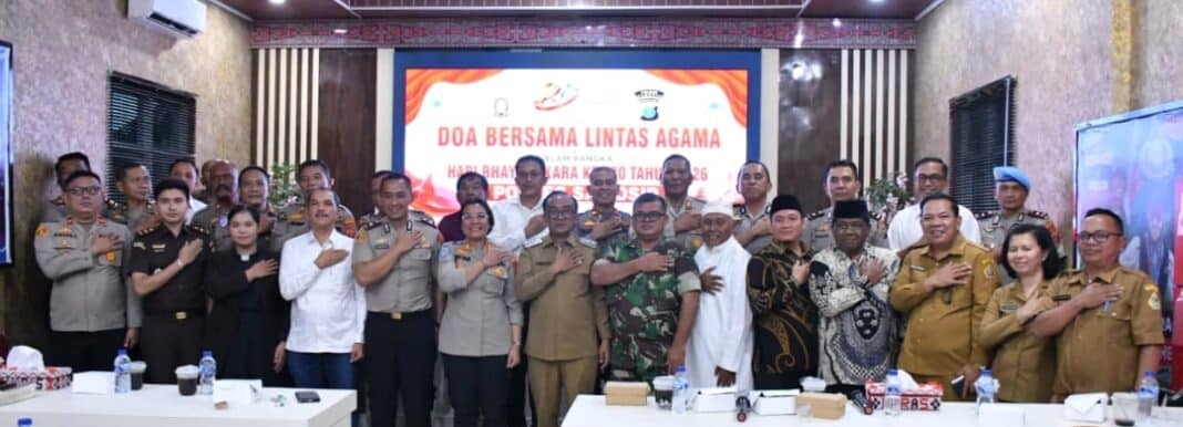 Wakil Bupati Samosir Ariston Tua Sidauruk bersama Kapolres Samosir AKBP Rina SN. Tarigan, Ketua DPRD Kabupaten Samosir, unsur Forkopimda, tokoh agama, dan tamu undangan mengikuti Doa Lintas Agama di Aula Wira Pinandita Polres Samosir, Senin (29/6/2026), dalam rangka menyambut Hari Bhayangkara ke-80.