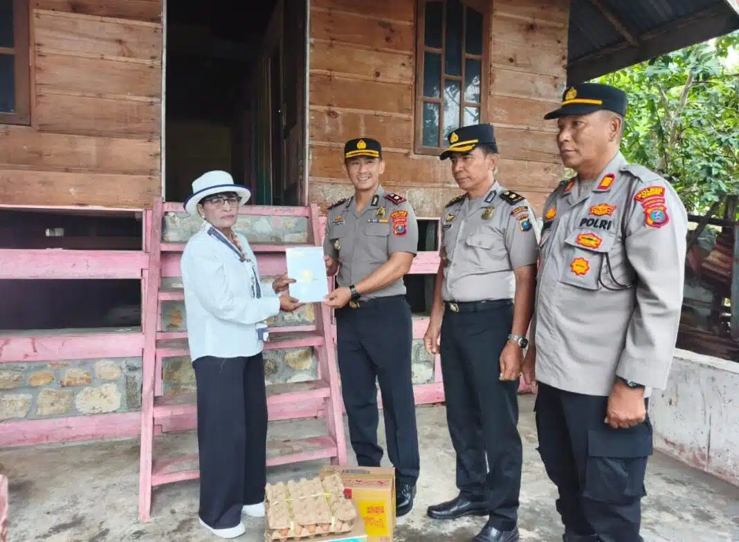 Kapolres Samosir AKBP Rina Sry Nirwana Tarigan bersama pejabat utama Polres Samosir menyerahkan bingkisan kepada warakauri saat kegiatan anjangsana dan bakti sosial dalam rangka menyambut Hari Bhayangkara ke-80 Tahun 2026 di Kabupaten Samosir, Senin (22/6/2026).