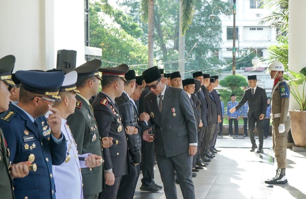 Wali Kota Medan Rico Waas bertindak sebagai Inspektur Upacara pada peringatan Hari Lahir Pancasila 2026 yang berlangsung khidmat di Balai Kota Medan. Upacara diikuti jajaran ASN, Forkopimda, dan unsur pemerintahan Kota Medan. (Foto: Istimewa)