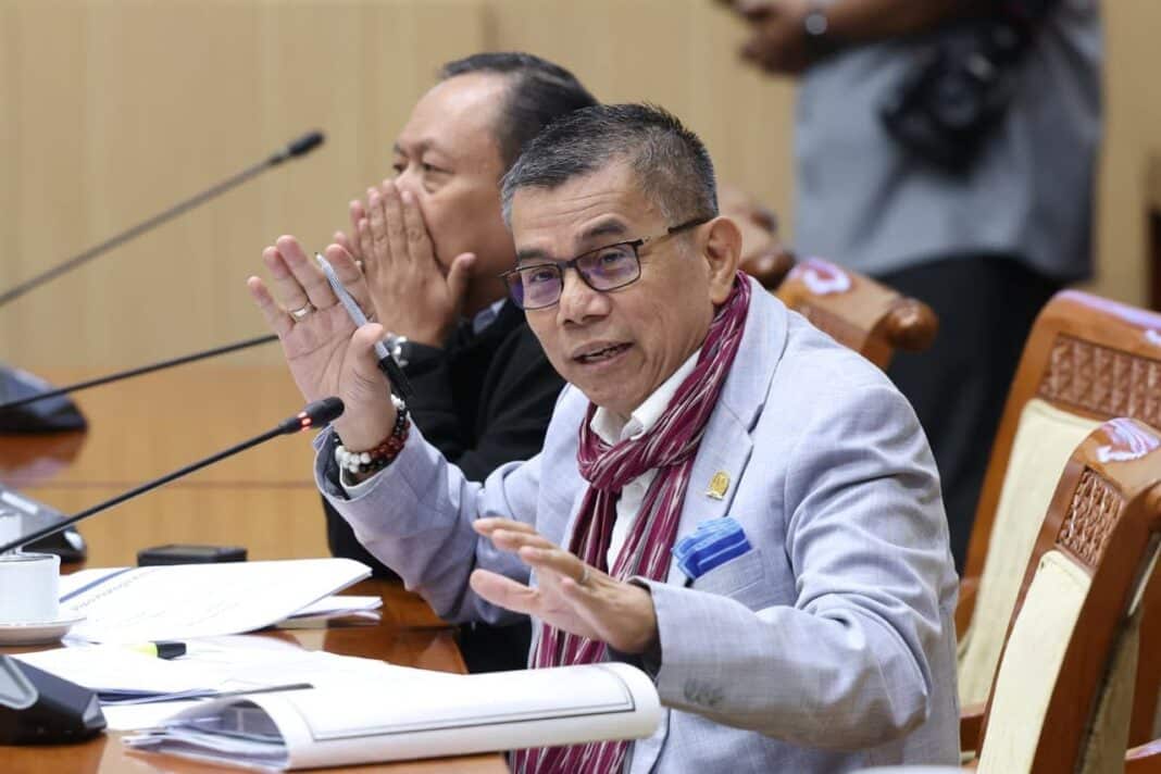 Anggota Komisi III DPR RI Hinca Panjaitan menyampaikan pandangannya dalam rapat kerja bersama Ketua KPK dan Kepala BNN di Kompleks DPR RI, Senayan, Jakarta, Rabu (17/6/2026). Hinca meminta tambahan anggaran KPK diarahkan untuk memperkuat fungsi pencegahan, monitoring, serta pengawasan terhadap sektor strategis seperti kepabeanan dan cukai. (Foto Dok. Faceboook Hinca IP Pandjaitan)