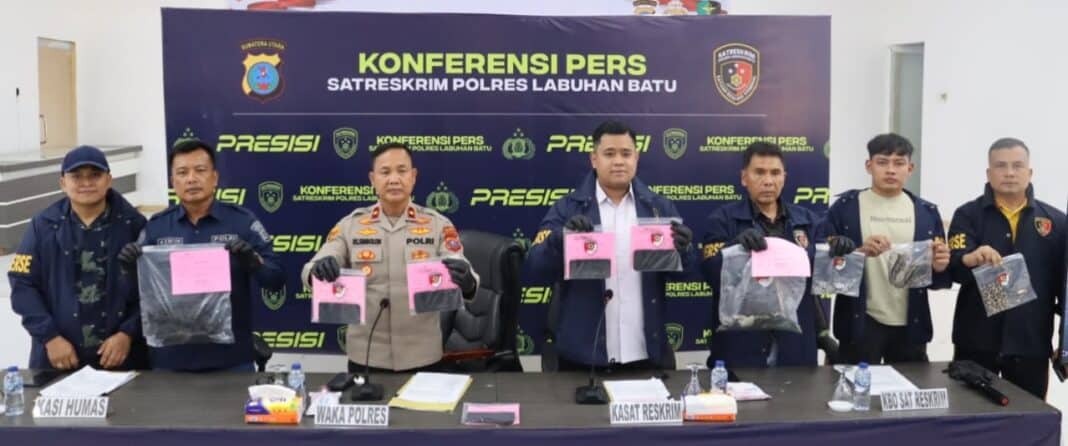 Wakapolres Labuhanbatu KOMPOL P.S. Simbolon, S.H memimpin kegiatan press release pengungkapan kasus pelemparan bom molotov yang terjadi di sebuah barbershop di Jalan SM Raja, Kelurahan Bakaran Batu, Kecamatan Rantau Selatan, Kabupaten Labuhanbatu Sabtu (13/06/2026).