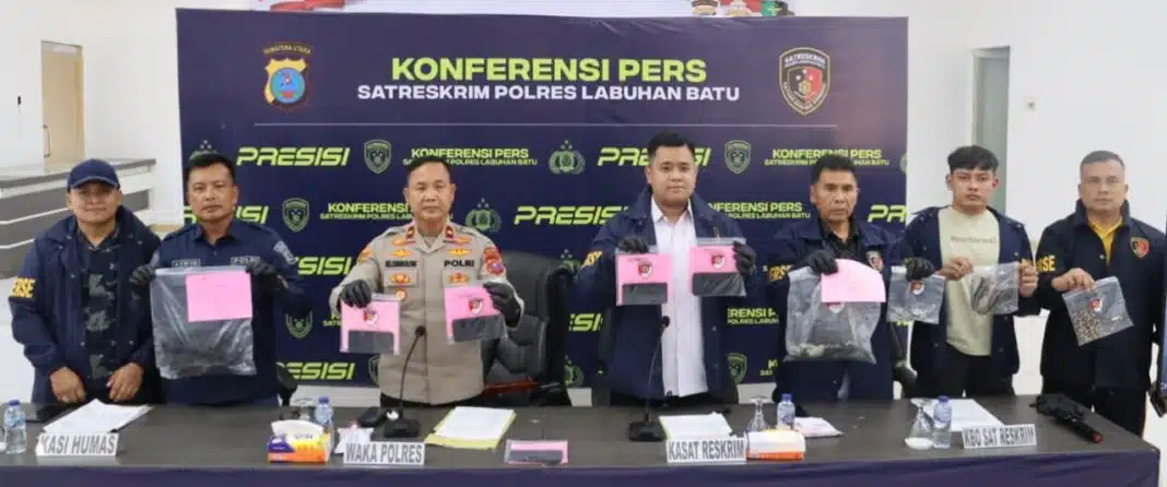Wakapolres Labuhanbatu KOMPOL P.S. Simbolon, S.H memimpin kegiatan press release pengungkapan kasus pelemparan bom molotov yang terjadi di sebuah barbershop di Jalan SM Raja, Kelurahan Bakaran Batu, Kecamatan Rantau Selatan, Kabupaten Labuhanbatu Sabtu (13/06/2026).