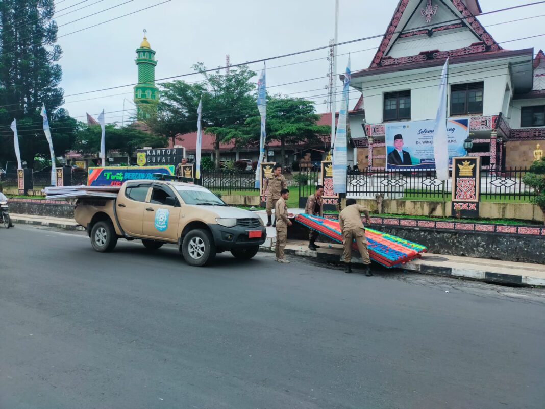 Papan bunga berisi kritrik kepada Pemkab Dairi digulung jelang kunjungan Menteri Kependudukan, Kamis (4/6/2026). (DETEKSI.co/Parulian Nainggolan)